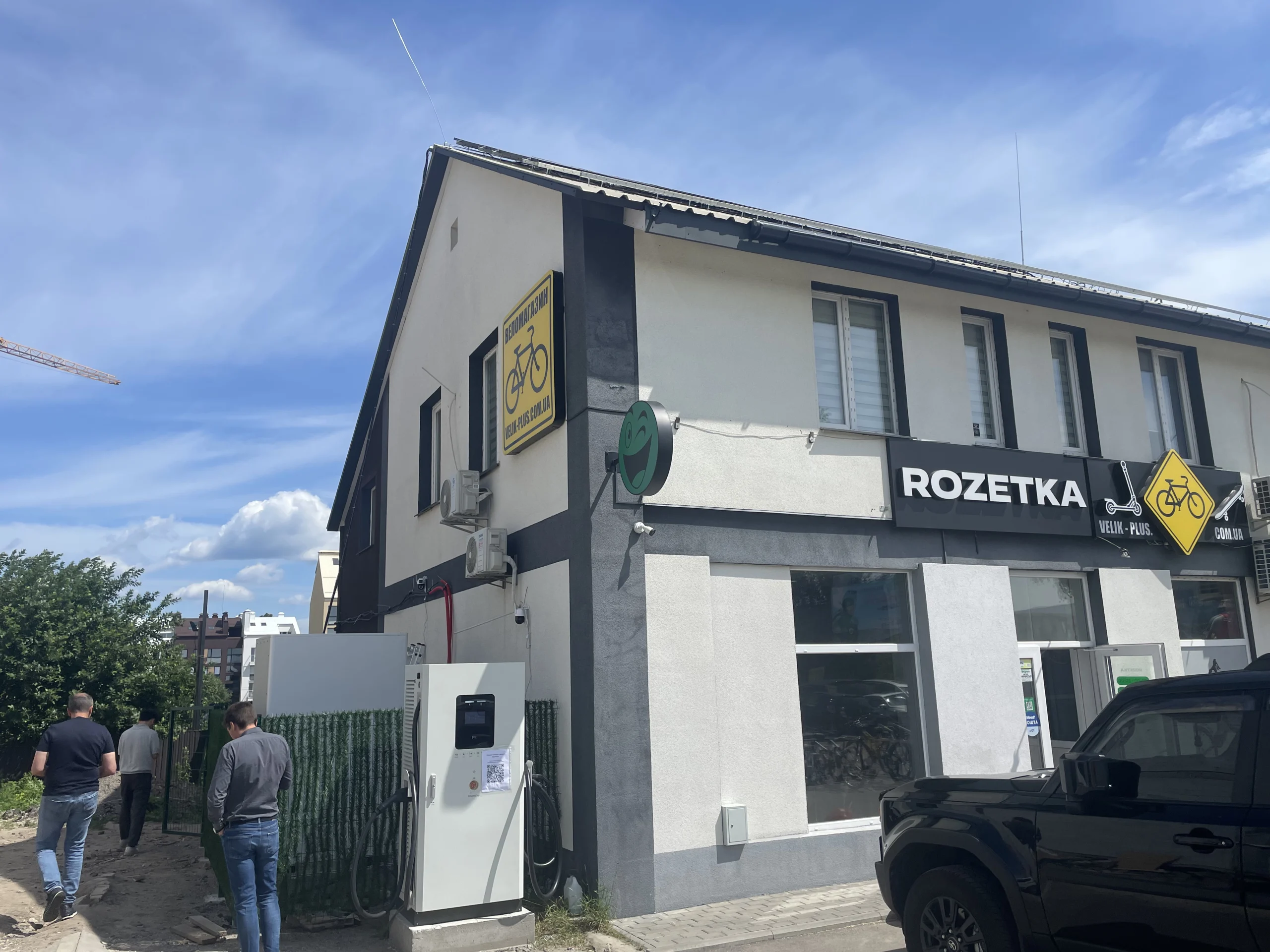 Instalacija punionice za električna vozila na lokaciji projekta u Ukrajini pored komercijalne zgrade, prikazuje postavku solarnog punjenja sa skladištenjem 100kW/261kWh.