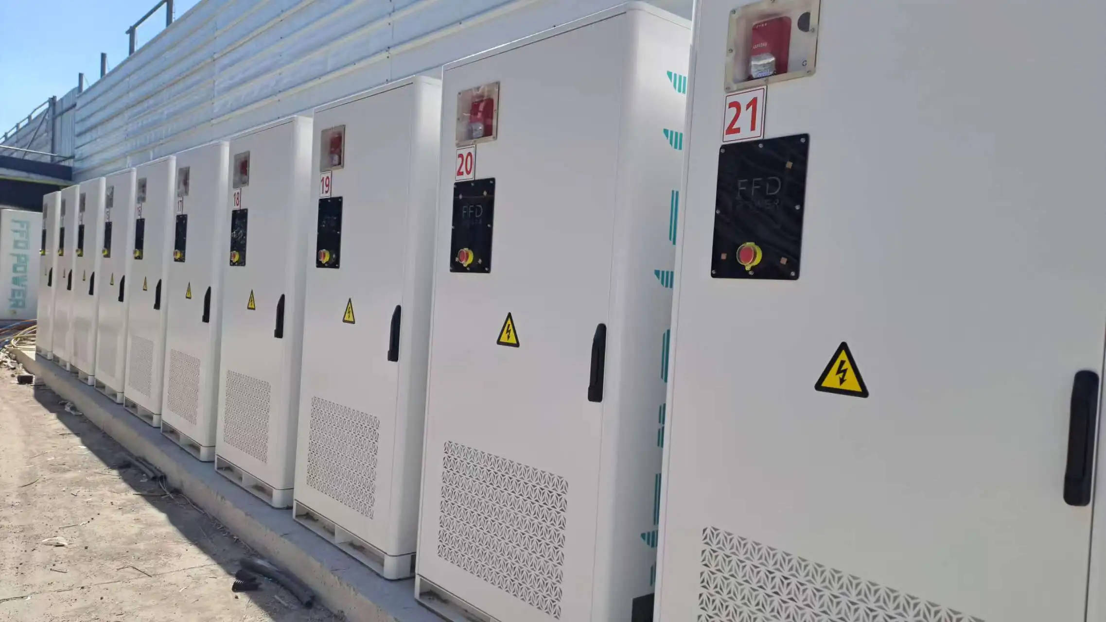 FFD POWER EMS kontrolna ploča koja prikazuje PV izlaz, mrežno opterećenje i status skladištenja energije za TOU arbitražu i kontrolu izravnavanja vršnog opterećenja