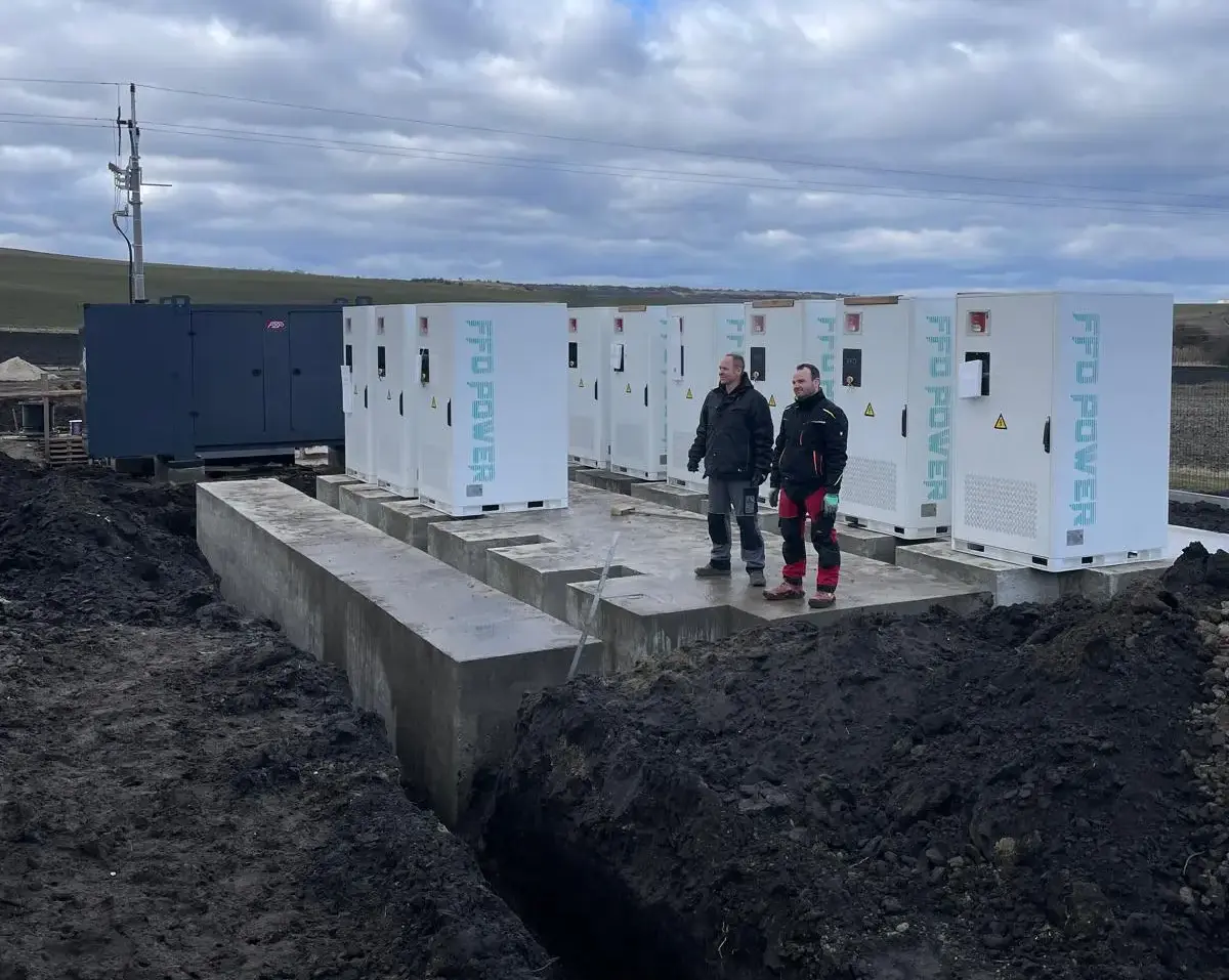 BESS za TOU arbitražu u Češkoj—12-omarna modularna Galaxy 261L instalacija (1.5MW/3.13MWh) za planirano punjenje/pražnjenje i uravnoteženje SOC flote